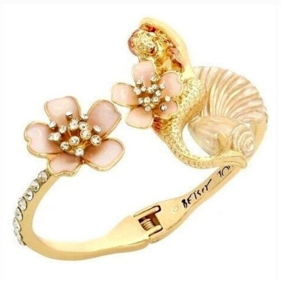 🔹️Betsey Johnson🔹️ Bracelet Shell Yeah Mermaid Hinge Bangle Seashell Crystal - Picture 1 of 7